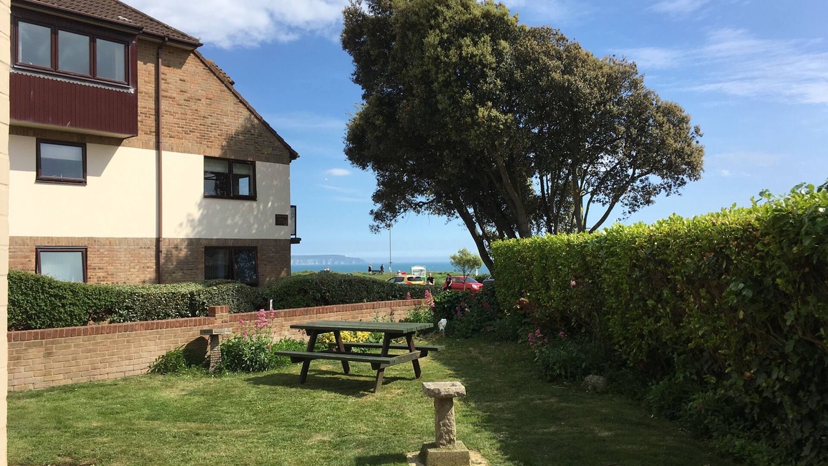 Barton-on-Sea Apartment | New Forest cliff top apartment with distant view of the Needles