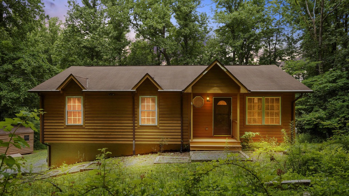 Rippon Cabin | NEW Freedom Lodge-Cabin near Shenandoah National Park, Winchester & Front Royal