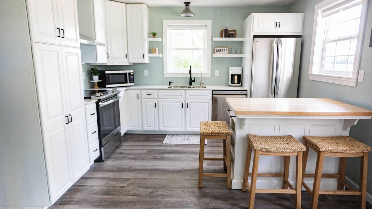 Stevens Point House | New! Fully furnished & fully stocked 2-bedroom 1 bath home in Stevens Point.