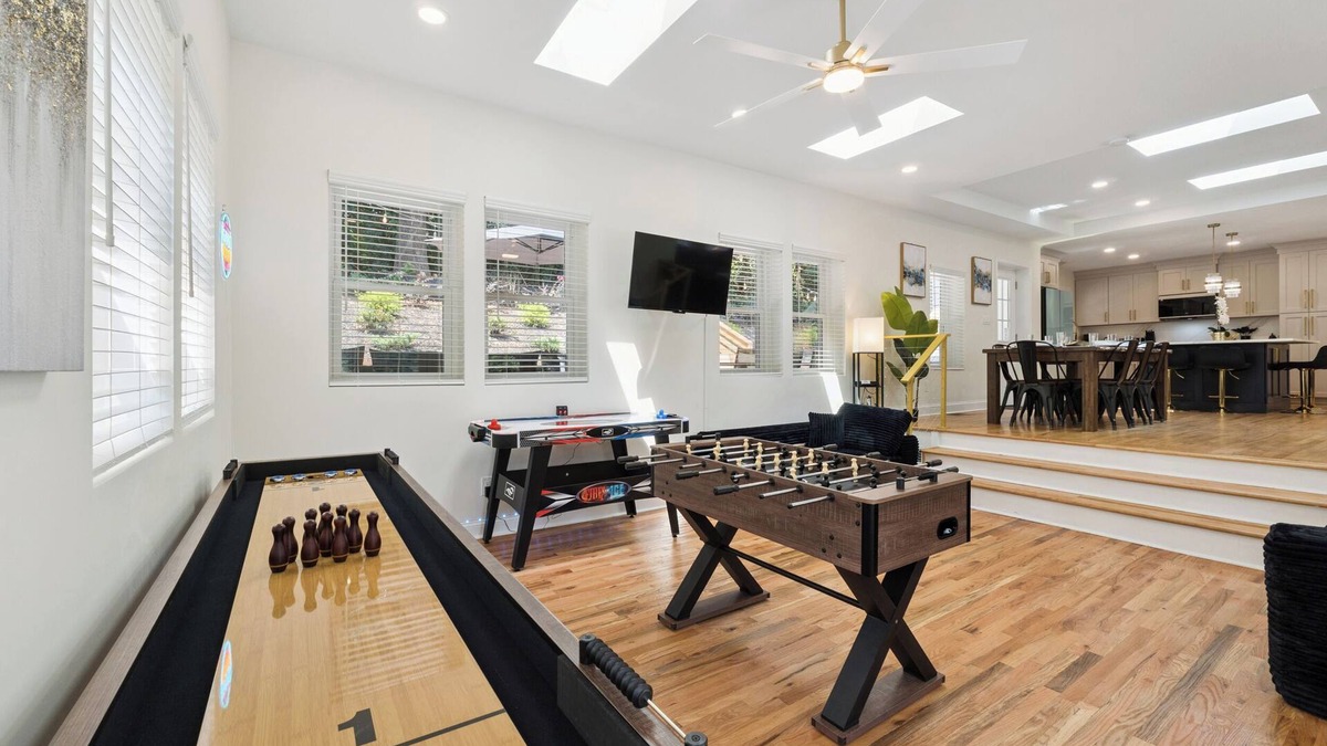East Side House | NEW!Fun&StylishHome inATL-Foosball,AirHockey,ShuffleBrd,Games,BBQ,HotTub,Firepit