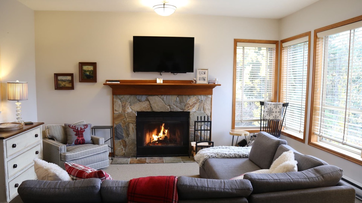 Upper Village House | New furnishings and recent remodel-best views in the Benchlands!