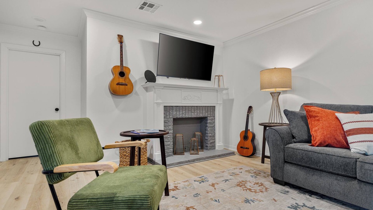 Dean Highland House | NEW! Game Day+ Group Trip + Cowboy Pool + 2 Kings + Sleeps 12