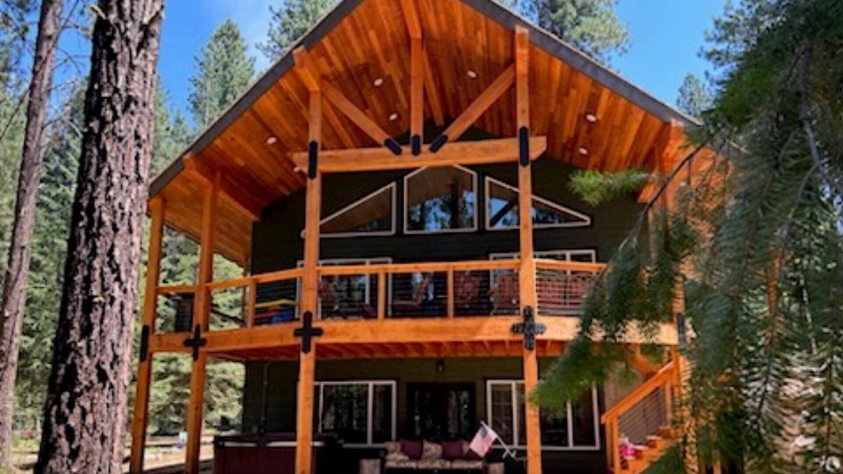 New Meadows House | NEW! GET AWAY FROM IT ALL! Explore the Outdoors & Stargaze! Hot Tub & Huge Circular Driveway!