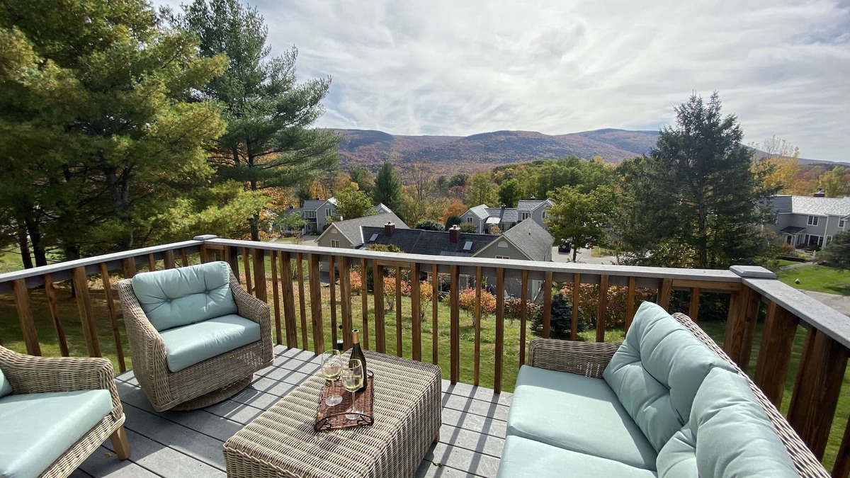Manchester Condo | NEW Gorgeous mountain view condo 4bdr 3bth, wifi, cntrl air,near golf & downtown