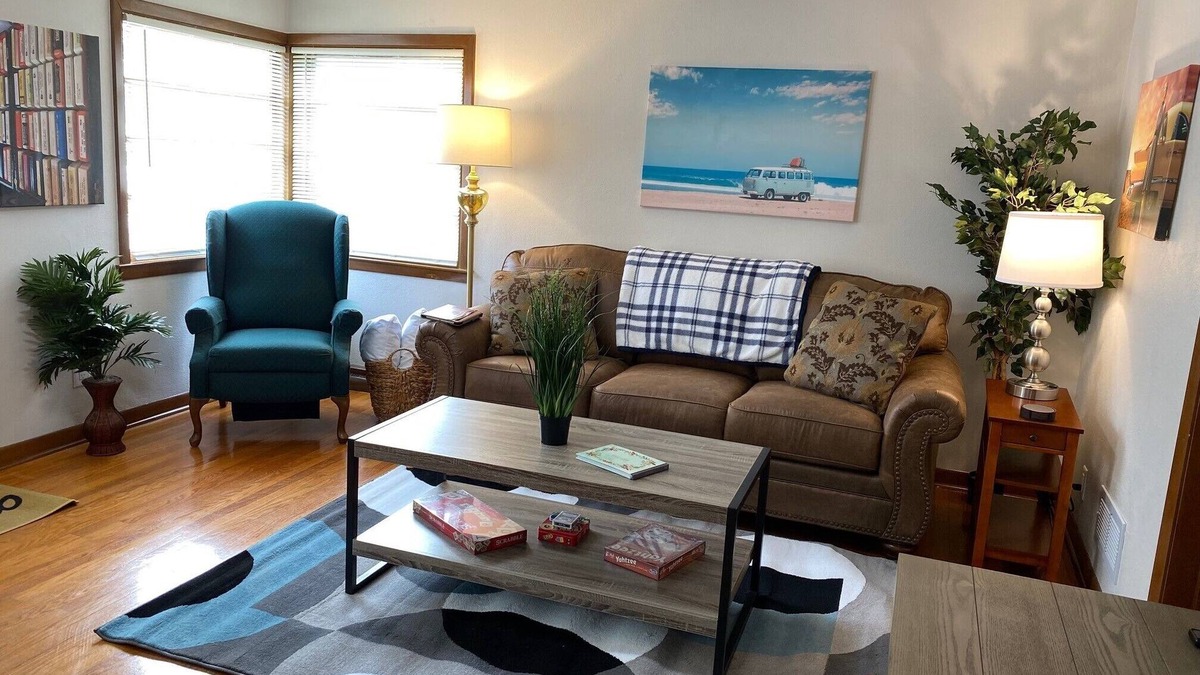 Racine House | New! Happy Days! Pro Cleaned, Self Check In - Sleeps 4