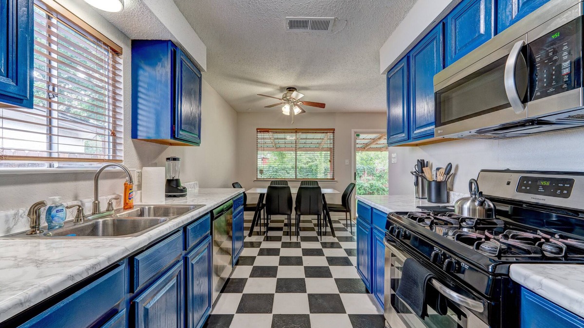 Franklin Park House | NEW! Happy Hollow- w/3 King Beds + Ping-Pong/Movie Room