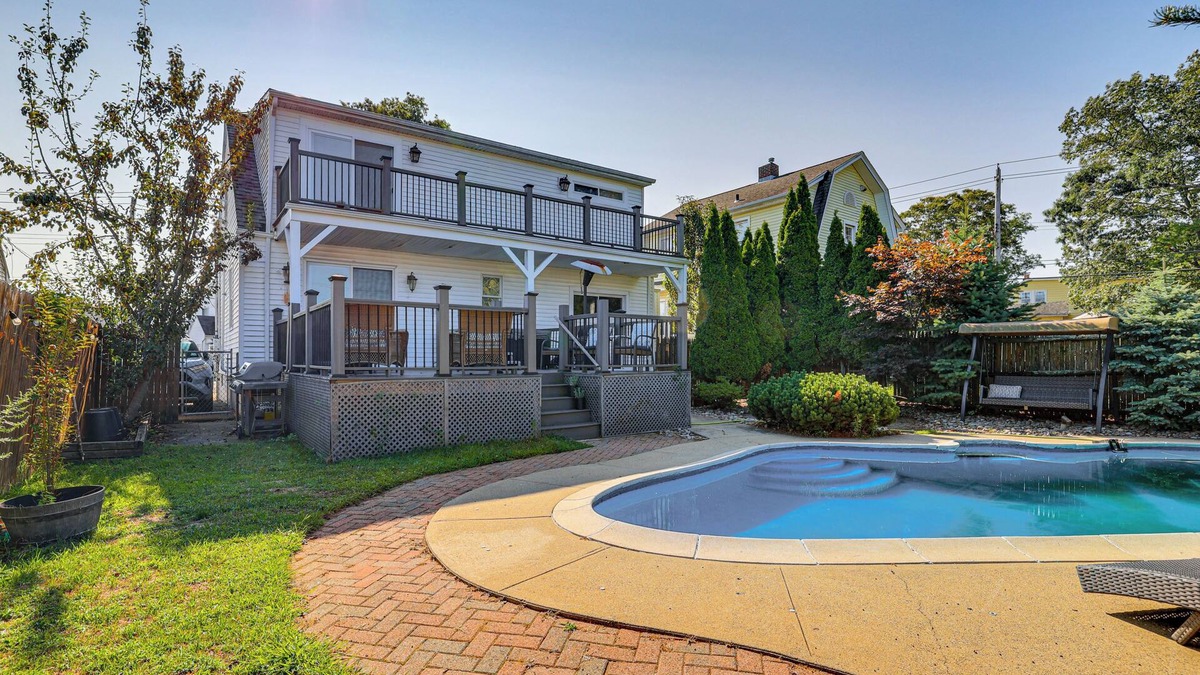 East Shore House | New Haven Gem w/Private Pool, Walk to Beach!