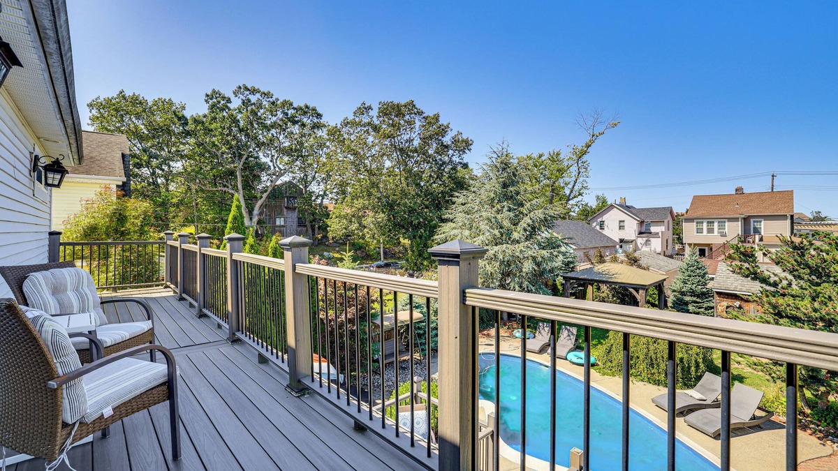 East Shore Cottage | New Haven Gem w/Private Pool, Walk to Beach!
