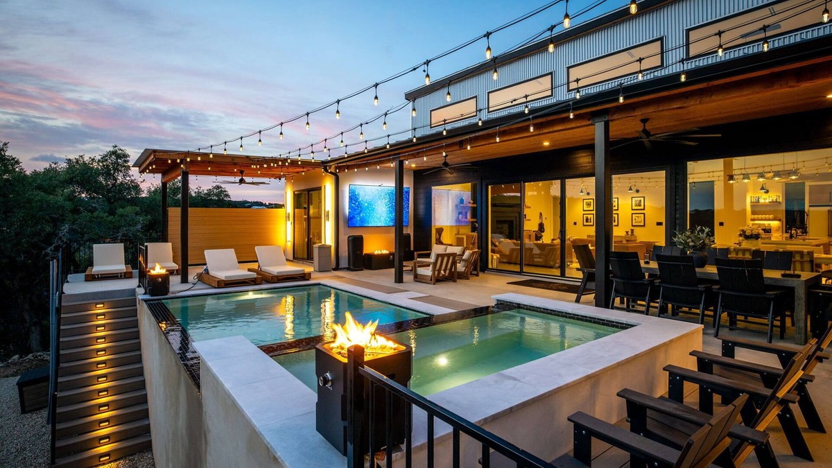 New Braunfels House | NEW Heated Infinity Pool | Hot tub| Lux~ Modern