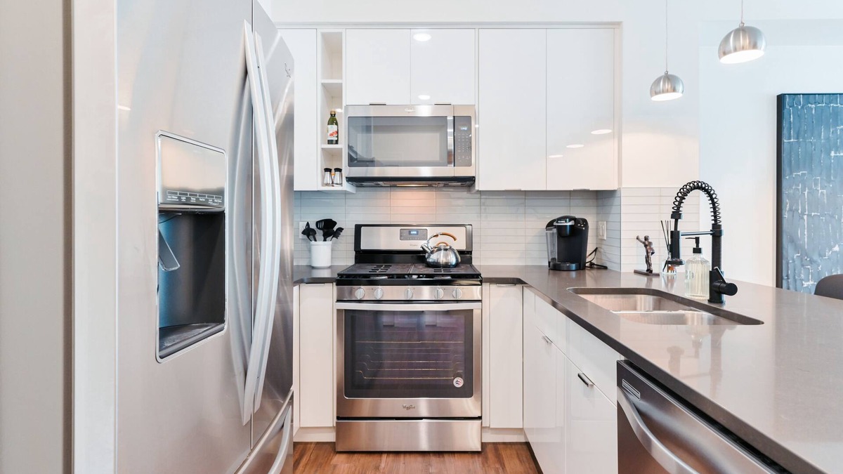 Mission District Condo | NEW! | Heated Parking | Heart of DT | Sofa Bed | Mins to Saddledome
