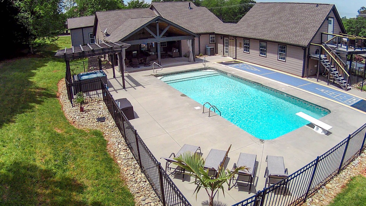 Greer House | NEW - Heated Pool - Hot Tub - Game Room - Sauna - 20 Mins to GVL