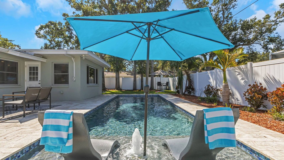 Largo Villa | NEW! Heated Pool w/Tanning Shelf, 4 Min To Beach! Pet-Friendly!