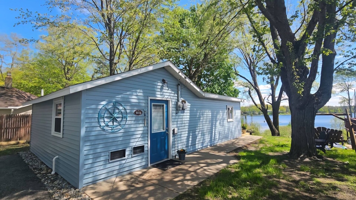 Lupton Cottage | New Henderson Lake Listing -AC Wi/fi Amazing lake views. Near Rifle River Access