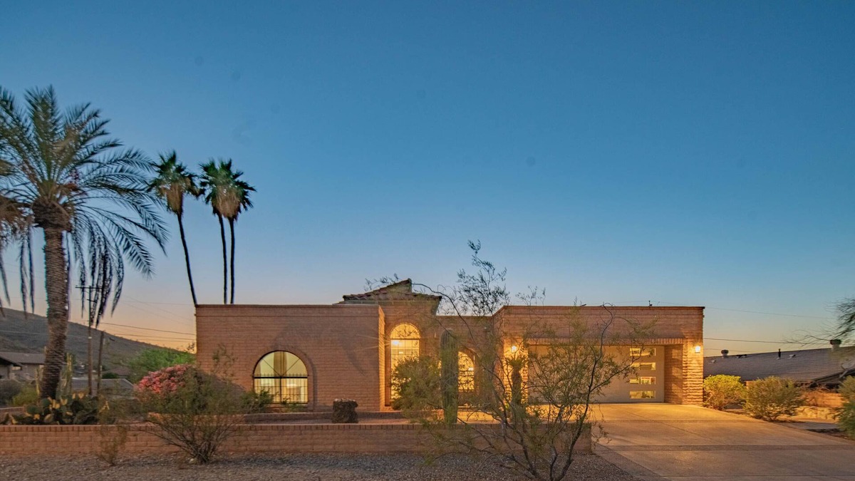 South Mountain House | NEW! Hidden mini movie theater, Game room, Putt putt, Pool, & MORE