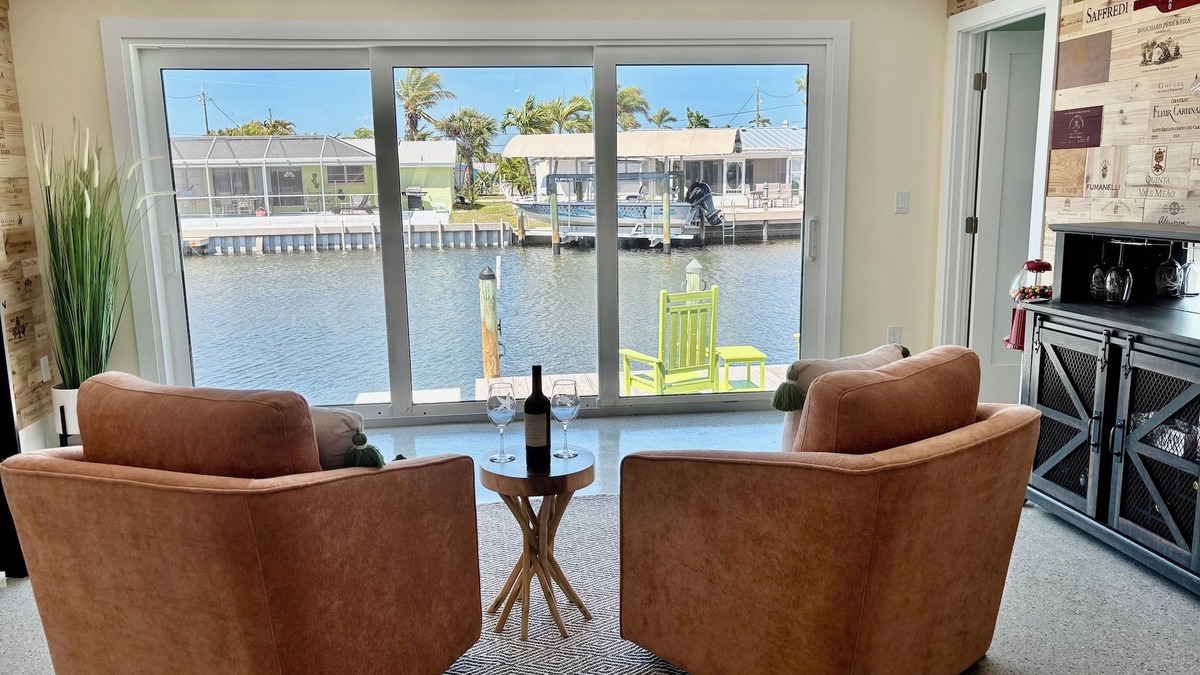 Matlacha House | New! Hidden- Speakeasy-penny floor. 3bd 3bath Boat dock & Walk 2 town FABULOUS