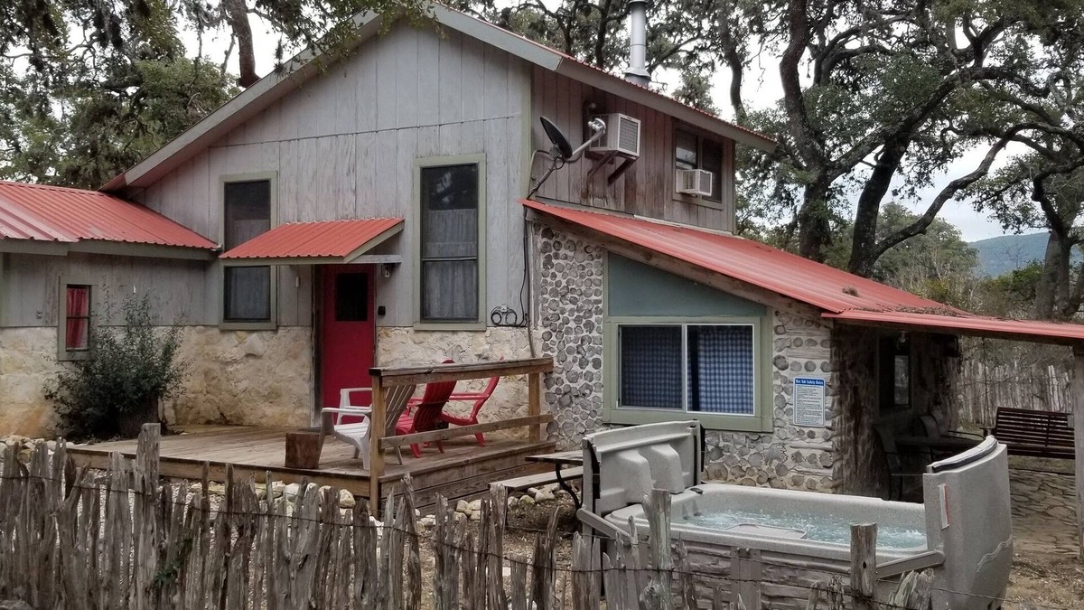 Uvalde Cabin | NEW! Hideaway Cabin 3-Bedroom - Pets Allowed