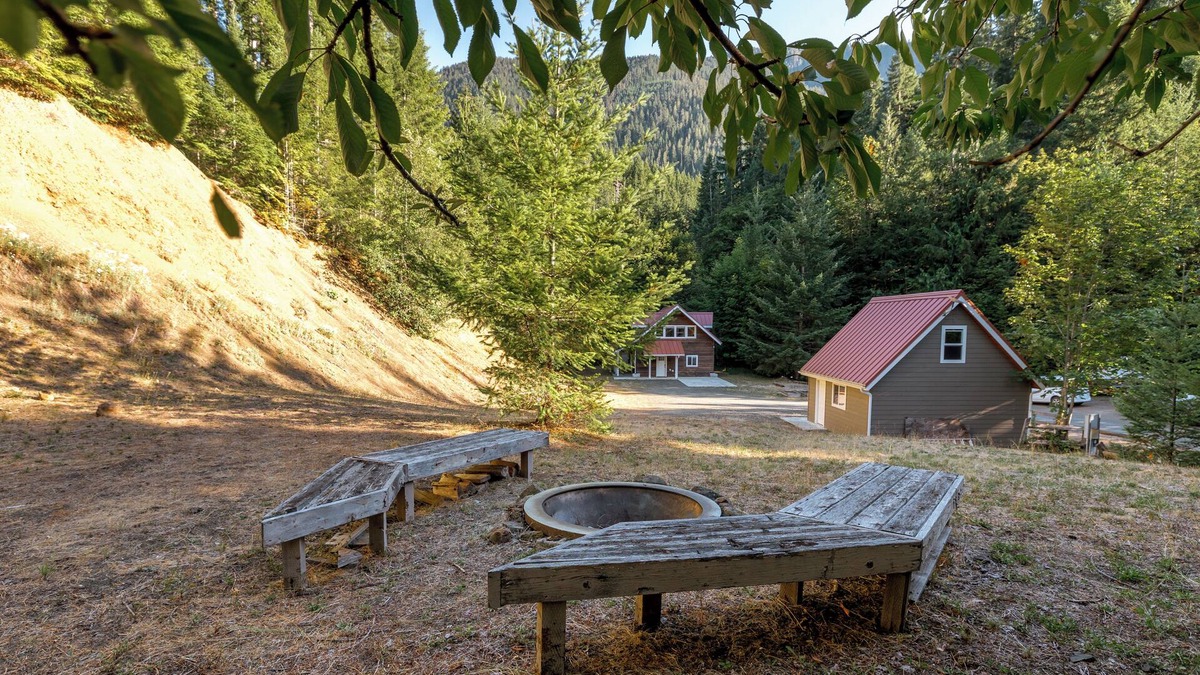 Port Angeles Cabin | NEW Hiker's Hideaway