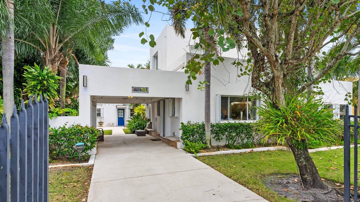 Parker Ridge House | NEW! Historic Estate-Heated Pool - Two Guest Houses - Sleep16 - NEAR EVERYTHING