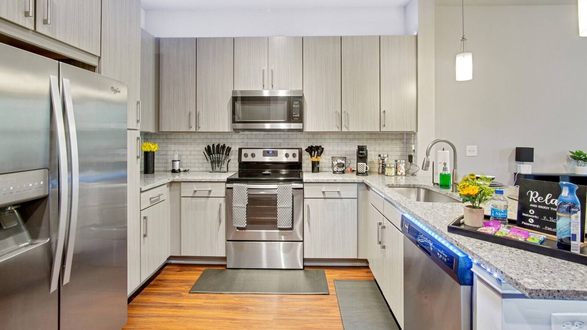 Loring Heights Apartment | *New Holiday Discount* Near downtown w/ Free Parking !!