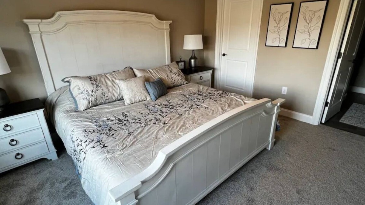 Saugerties House | New Home, 2 Bd, 2.5 Bath, open floorplan, sleeps 6.