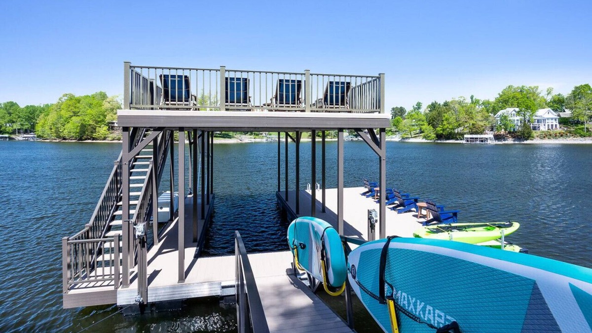 Winchester House | New Home, Dock, Home Theatre, Hot Tub, Fire Pit, Kayaks