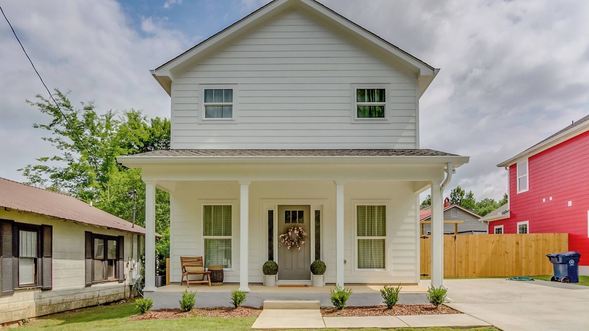 Northport House | New Home in walking distance to local favorite restaurants.