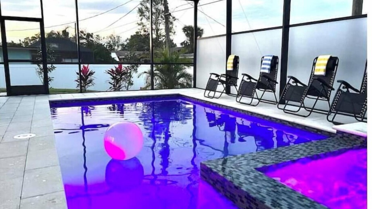 South Venice House | New home,mins to beach, heated pool,two kitch