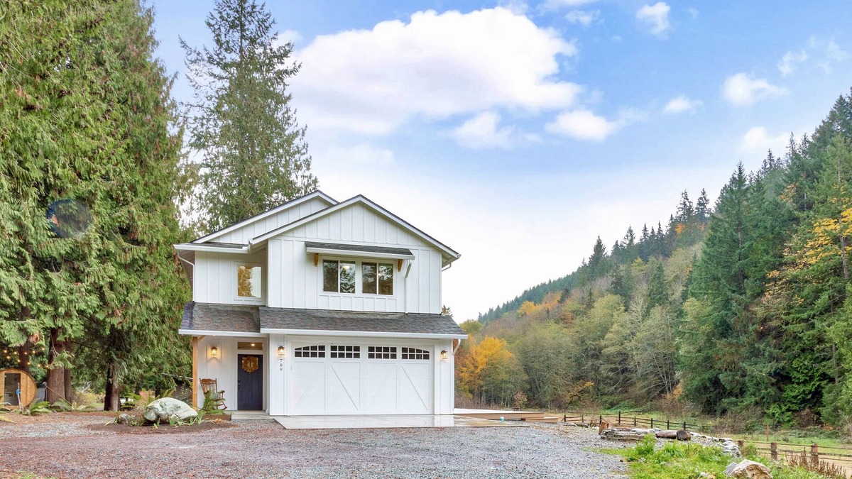 Bellingham House | New home on peaceful 5acr +hotub & dry sauna - Close to biking/hiking & downtown