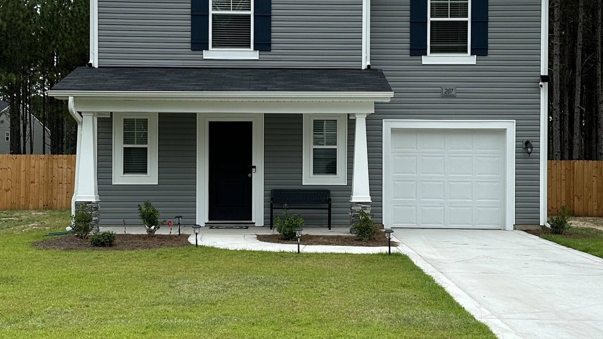 Five Points House | New home w/private fenced yard by Carolina Horse Park. 20 min to Pinehurst.