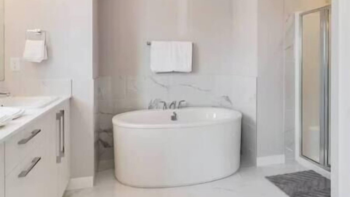 Chestermere House | New Home with AC, 15 Mins to YYC, Pets welcome