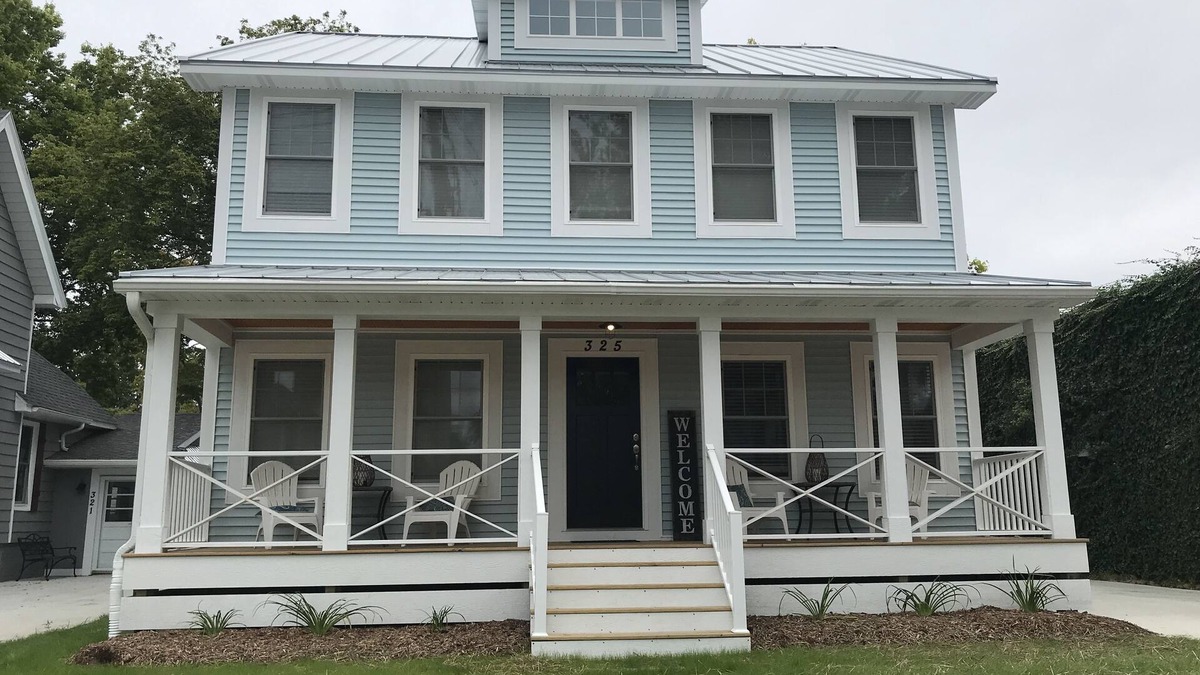South Haven House | New Home with swim spa, theatre & game room. 1 block to town & close to beach.