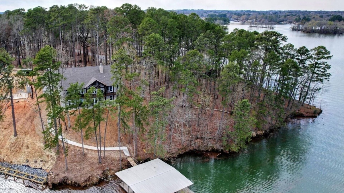 Rockwell House | New Hot Springs Lakehouse with Double Stall Dock & Boat for Rent!
