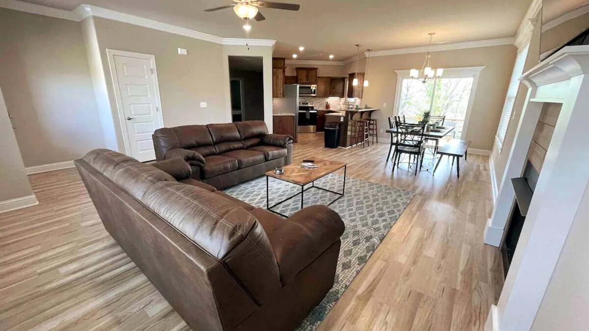 Eureka Springs House | New Hot Tub Lake View King Suite FAST WiFi 75” TV