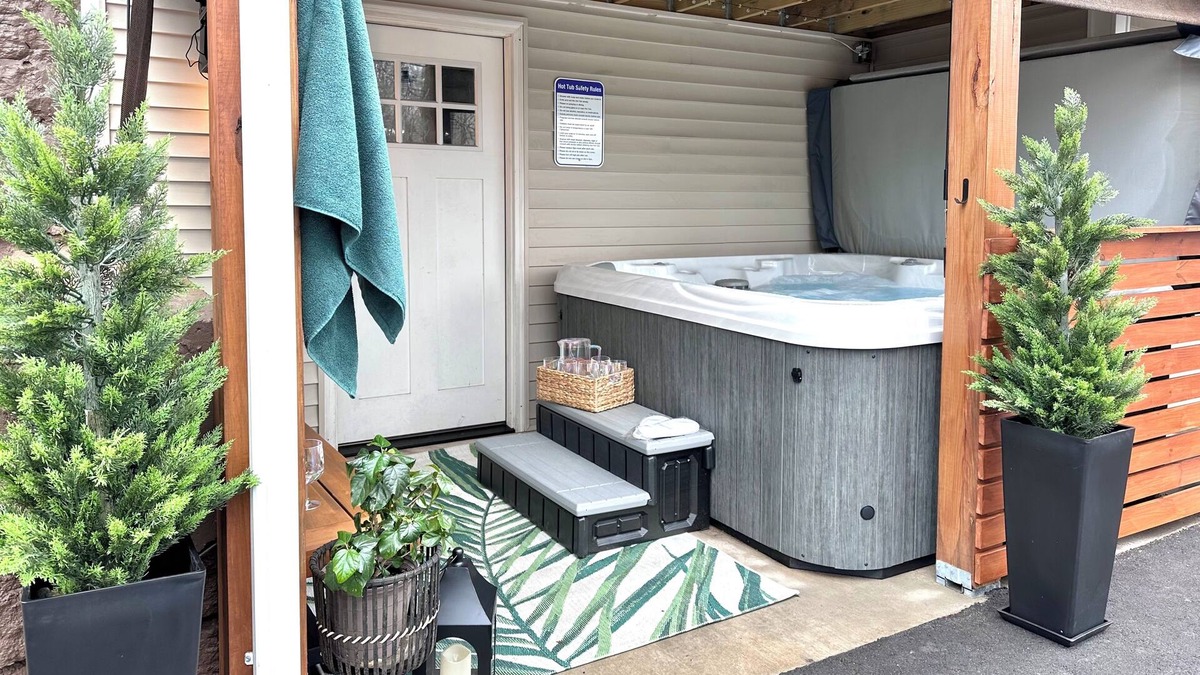 Washington Street Historic District House | New hot tub & outdoor TV! 3 bedroom apt dwntn Middletown, across from Wesleyan