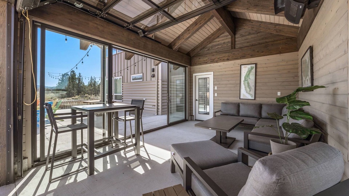 Bend House | New! Hot Tub~ Riverfront ~EV Charger ~ Dog Friendly ~ Ping Pong~Trail Access