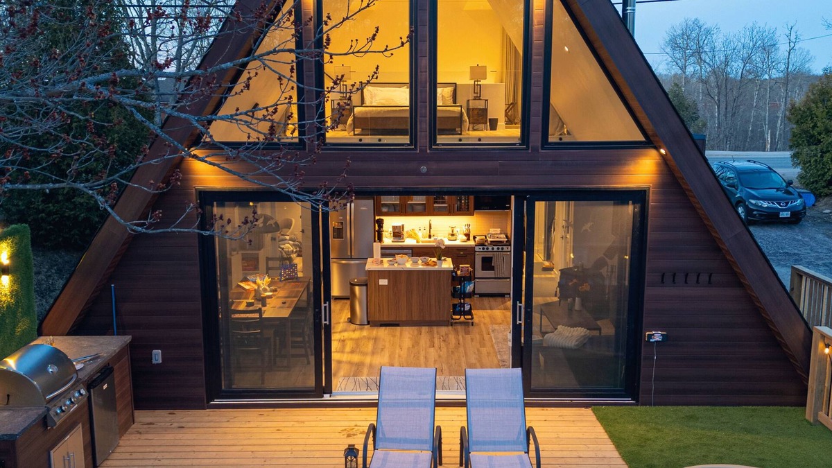 MacTier Cottage | NEW Hot Tub, Sauna, BBQ, T.O<2h, Nespresso, Wifi
