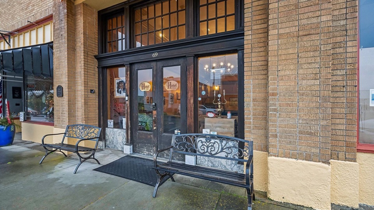 Cathlamet Condo | NEW! Hotel Cathlamet Room 218 - Queen Suite