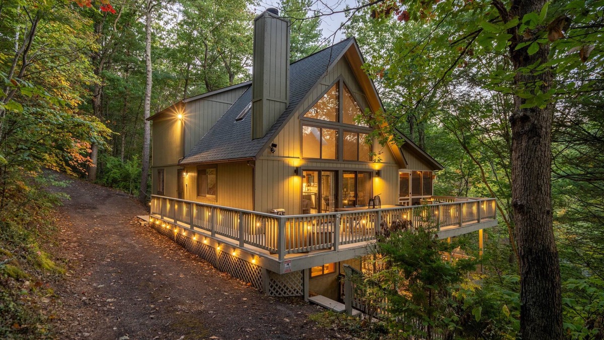 Basye Ski Chalet | *NEW* HotTub | GameRoom | Large Deck | DogFriendly