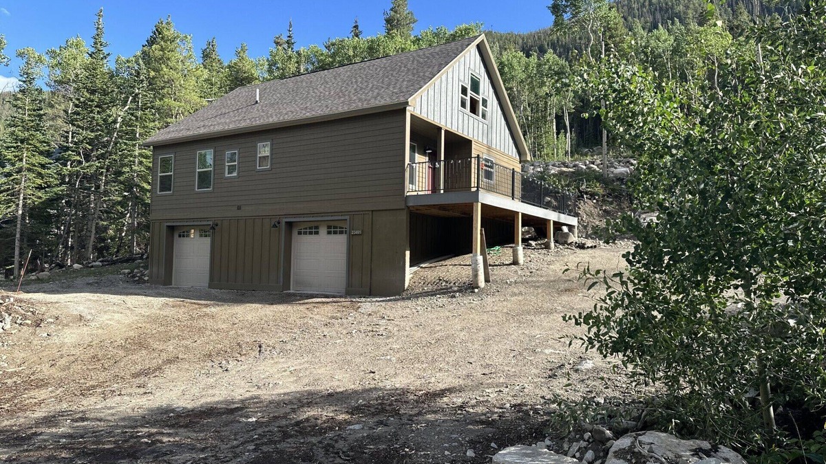 Garfield Cabin | NEW House minutes from SALIDA. 2 King, 4 Queen, 4 Full Bath, Garages
