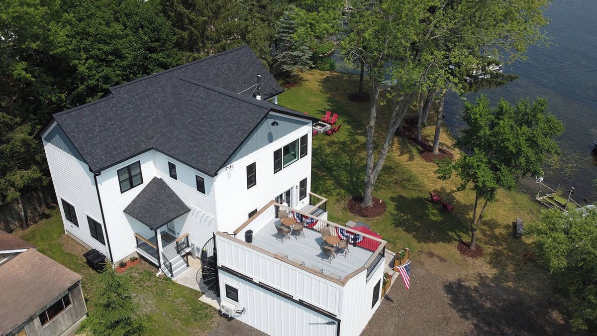 Delavan Lake House | New house, sleeps 15, 5 car parking. Separate building with bar. Pets welcome!