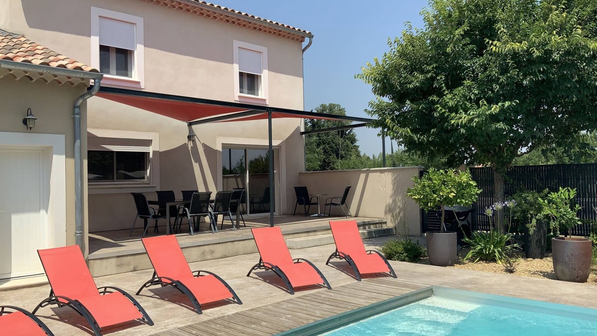 Camaret-sur-Aigues Villa | New house with heated private pool