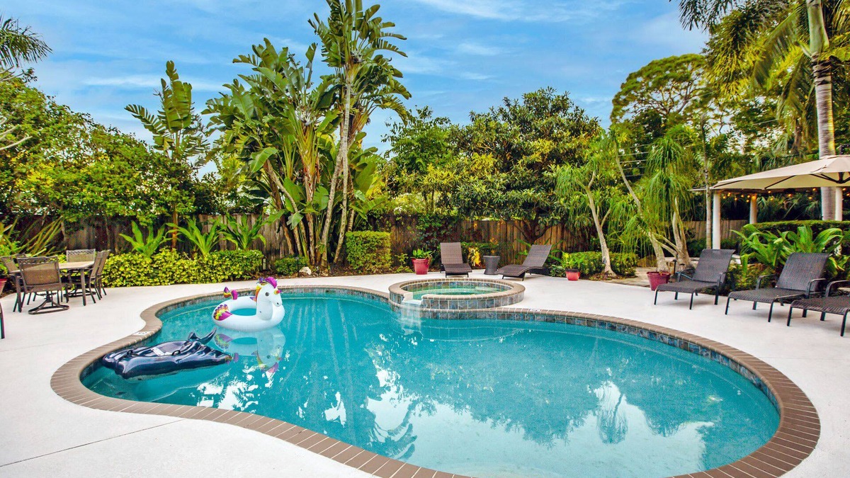 Bradenton House | NEW! Htd Pool, Spa, Firepit ~ 3 Kings+Chef Kitchen