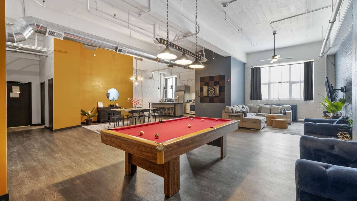 North Oakland Apartment | *New* Huge! Spacious 3 Bedroom in Oakland that sleeps 12! over 3000+ sq ft