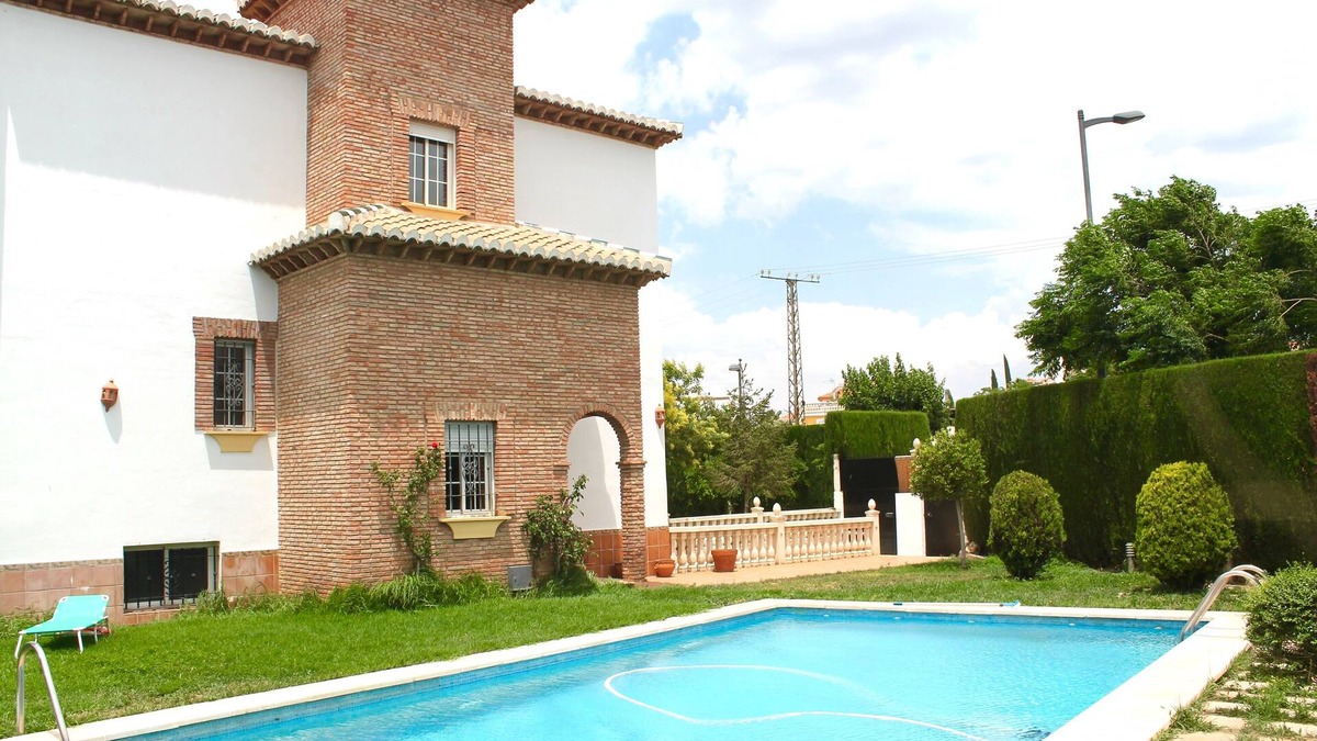 Otura House | # NEW # Impressive house for 12 - pool, Garden & BBQ