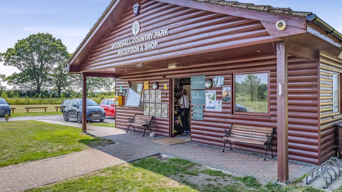 Woodhall Spa Ski Chalet | New in 2021 Modern and luxurious lodge with lakeside view.