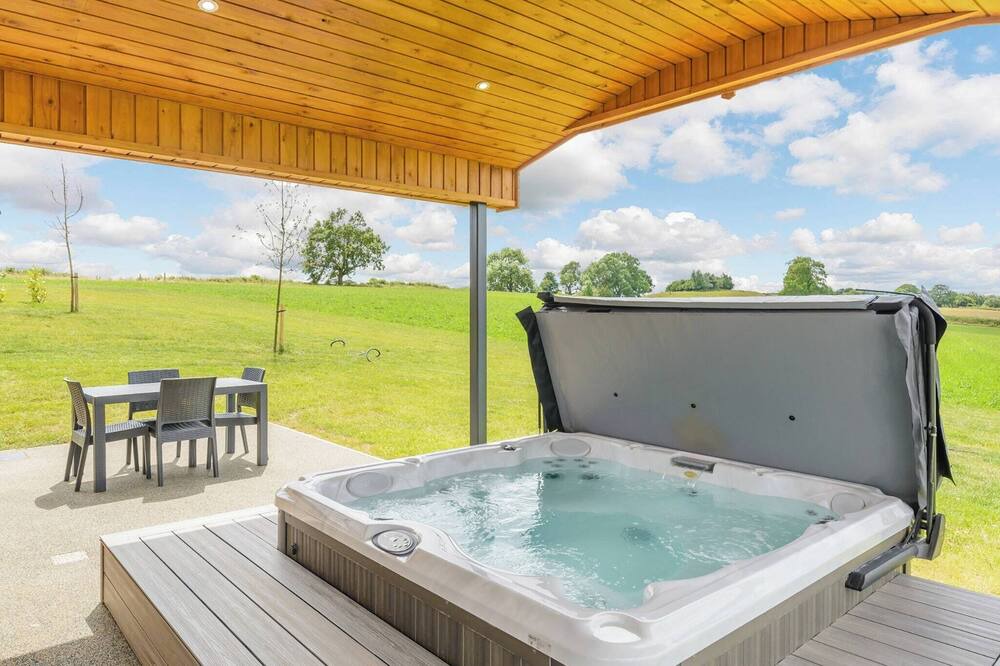 Hundall Ski Chalet | New in 2022. Luxurious and contemporary lodge with stunning countryside views.