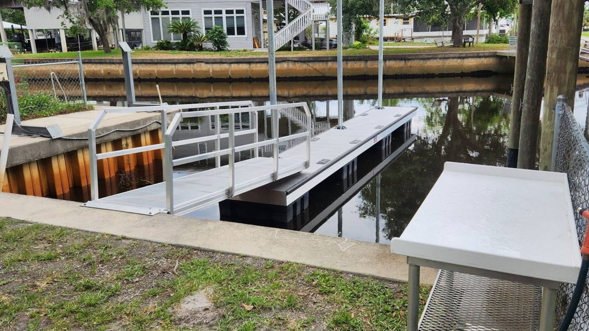 Suwannee House | NEW in Suwannee 5-bedroom with 11+ beds with Free boat slip and trailer parking