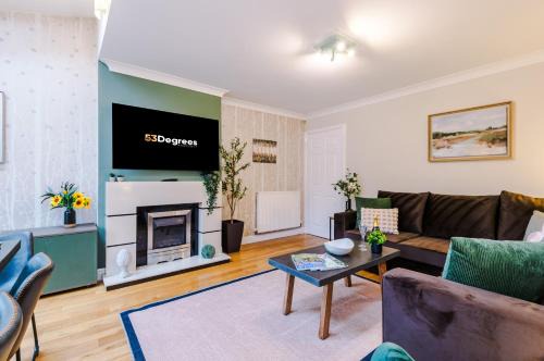 Northwich House | NEW! Incredible Home In Northwich By 53 Degrees Property, Perfect For Groups, FREE Parking!