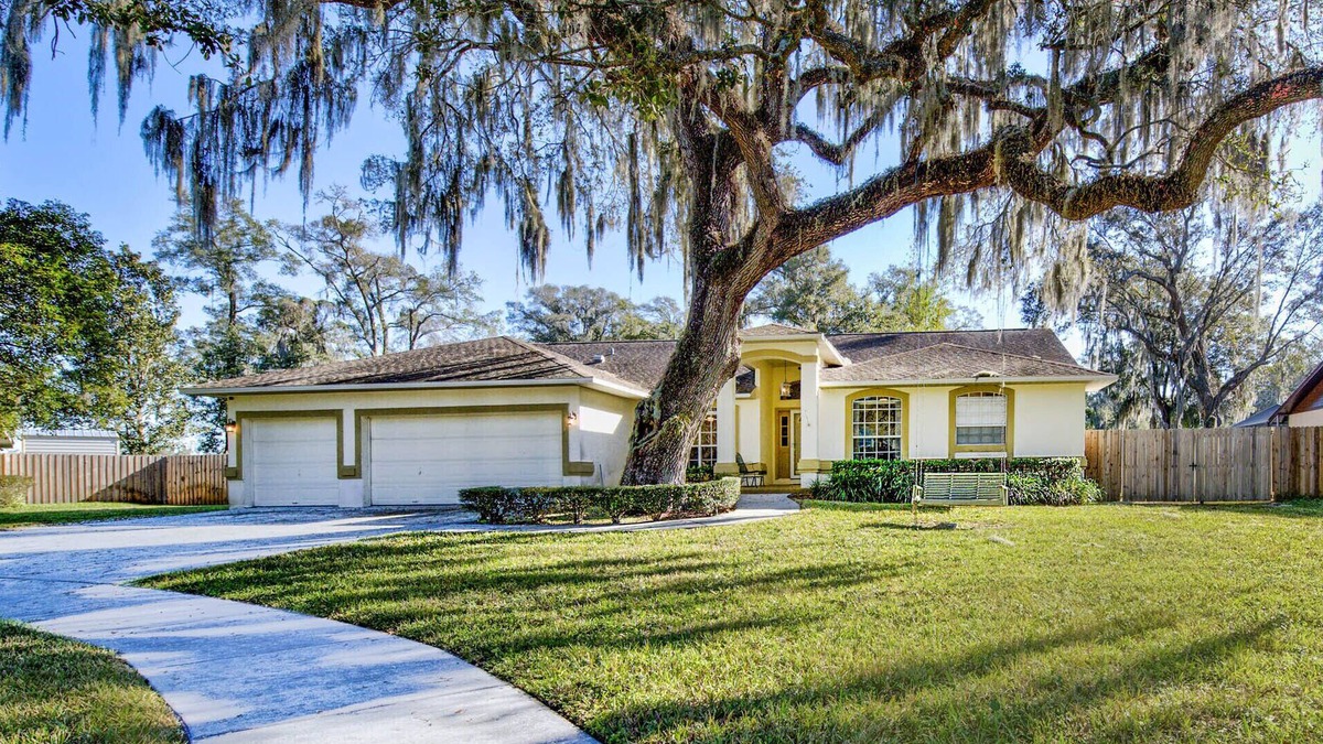 East County Civic Group House | New Inside, Large family home! Furnished w/utils, stay 1-6 months.