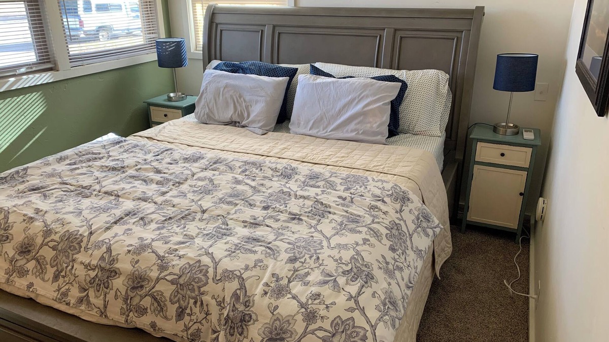 Fruita House | New King Bed - 2 Blocks From Downtown - best backyard in Fruita!